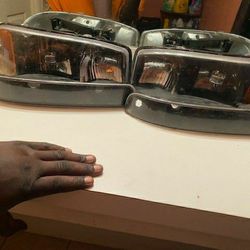 2005 GMC  Yukon  Black  Tented  Headlights  150 Obo Must  Go