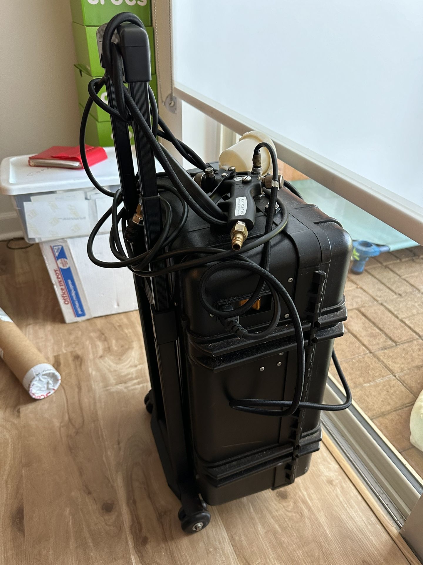 FANTASY TAN PROFESSIONAL SPRAY ON MACHINE IN ROLLING CASE