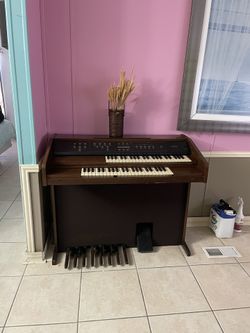 MCX-1500 Electronic Piano With Weighted Keys And Pedals 
