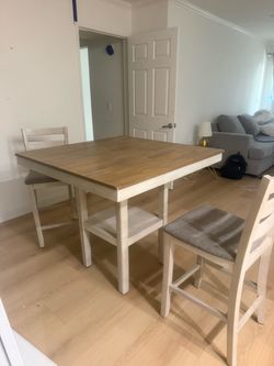 Dining table with 4 matching chairs
