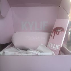 Kylie Lip Kit & Makeup Bag-Dolce K 