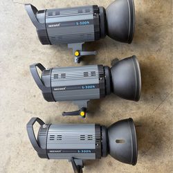 3 Neewer S-300N lights