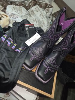 Ariat botas de mujer y blusa