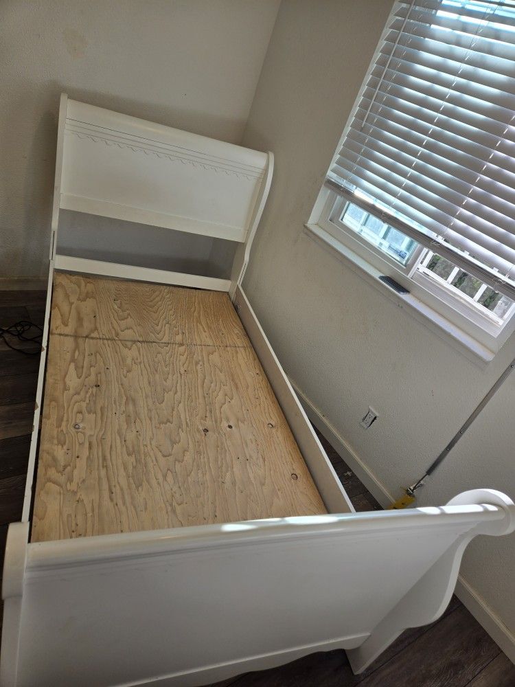 Twin Sleigh Bed