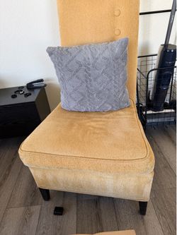 2 VINTAGES CHAIRS
