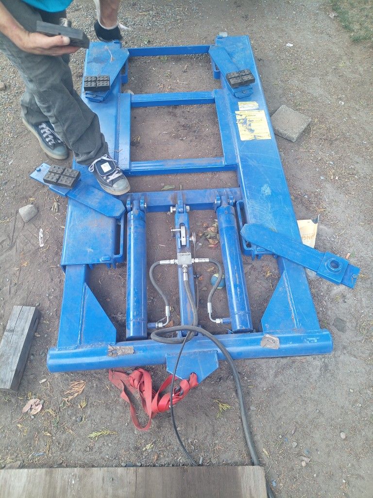 Central Hydraulics Mid-High Car Lift Used
