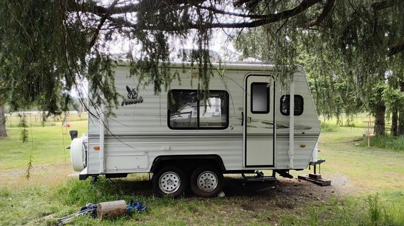 2004 Nash 16c Travel Trailer Camper Sleeps 4-6 / Bathroom / Fridge Stove Microwave TV DVD Awning And More 3500 Lbs Dry Weight