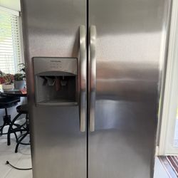 Frigidaire Refrigerator With Ice / Water Dispenser