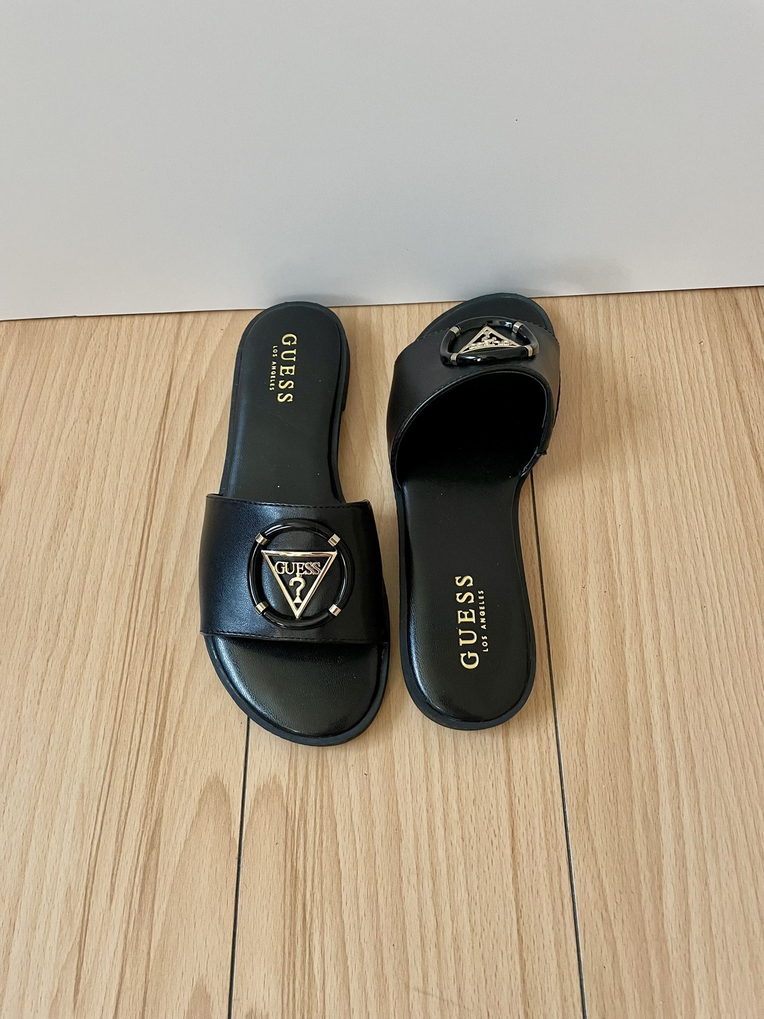 Classic summer flat, floods with Guess logo