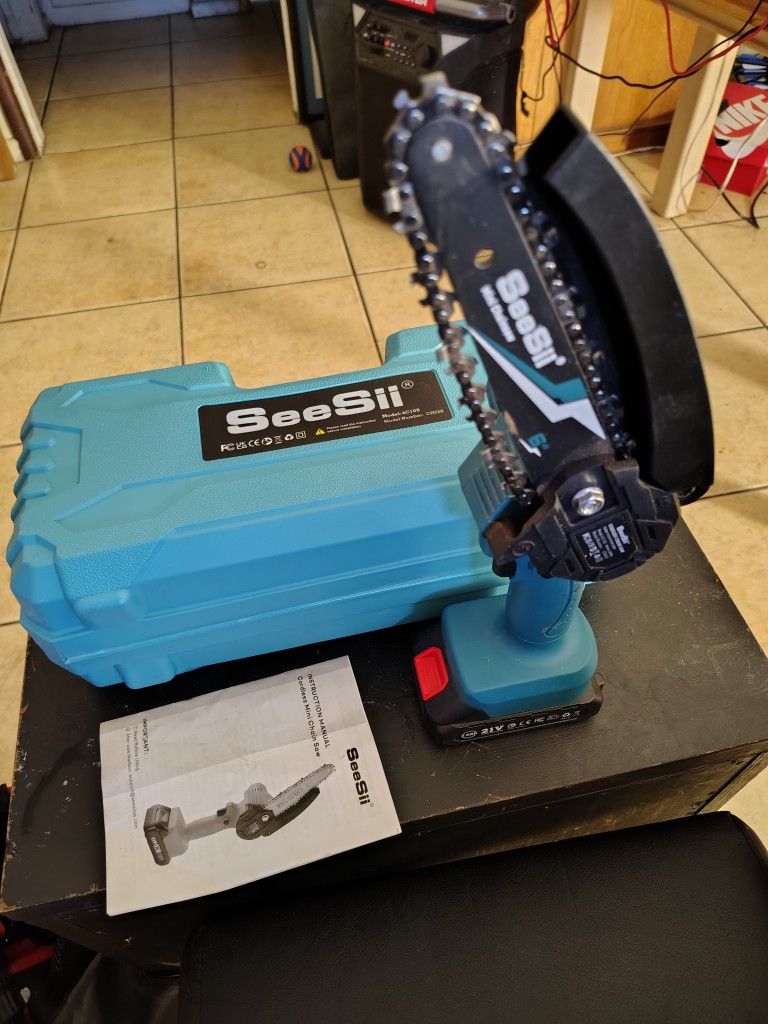 Mini Hand Saw With Two Charging Batteries