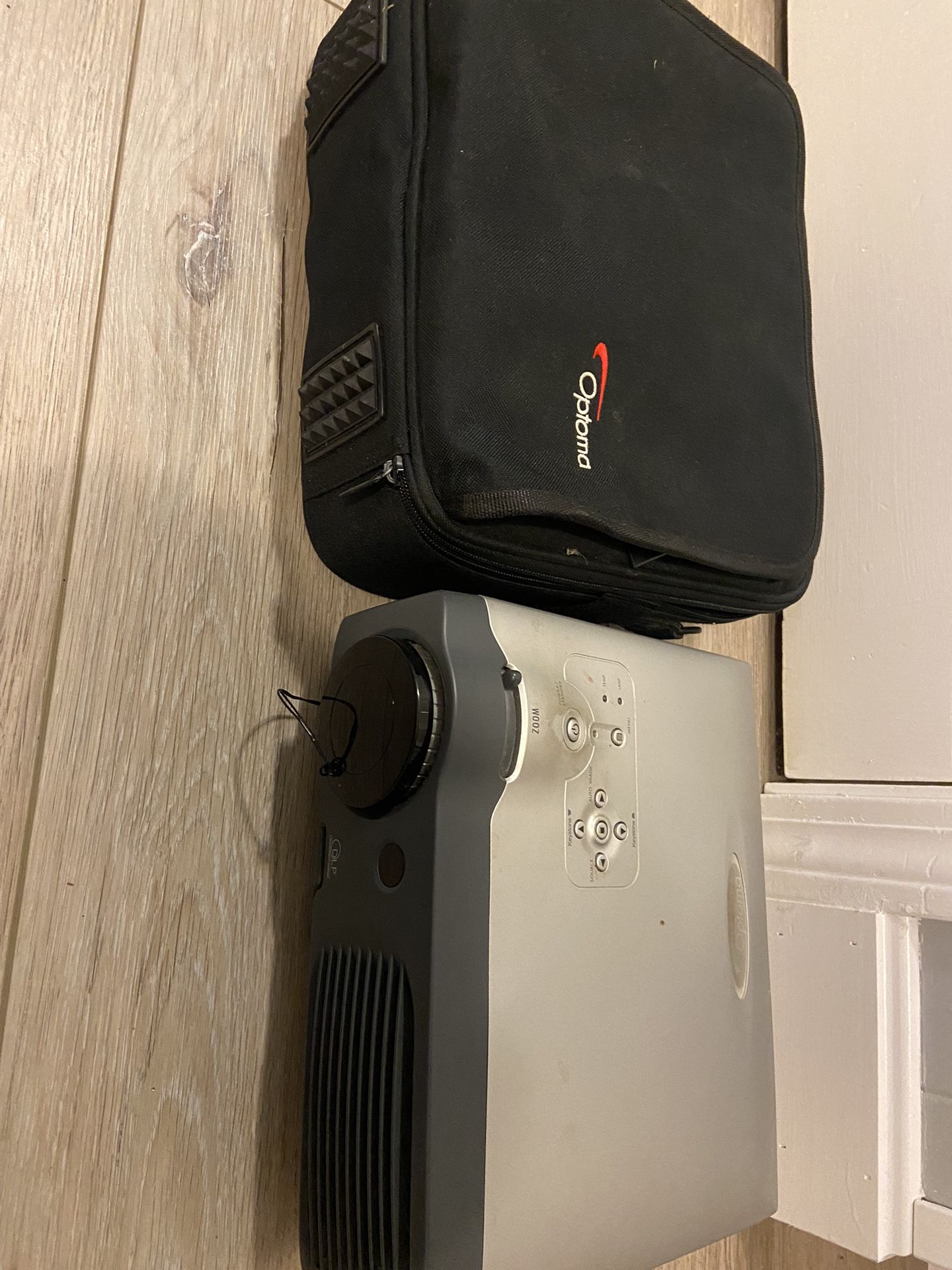 Optomo Portable DLP Digital Video Projector for Desktop Computer EP 739