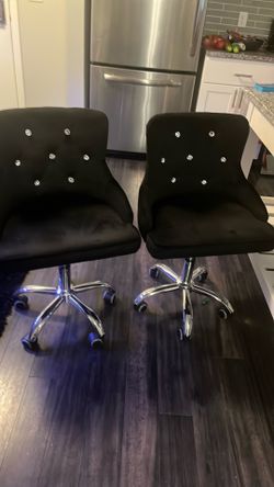 Two barstool chairs for sale just bought them last month have the receipt to show I’m getting new ones