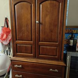 Oak Armoier Cabinet With 32" Tv Seivel