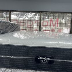 QUEEN SIZE SIMMONS BEAUTYREST BLACK MATTRESS & BOX SPRING BED SET
