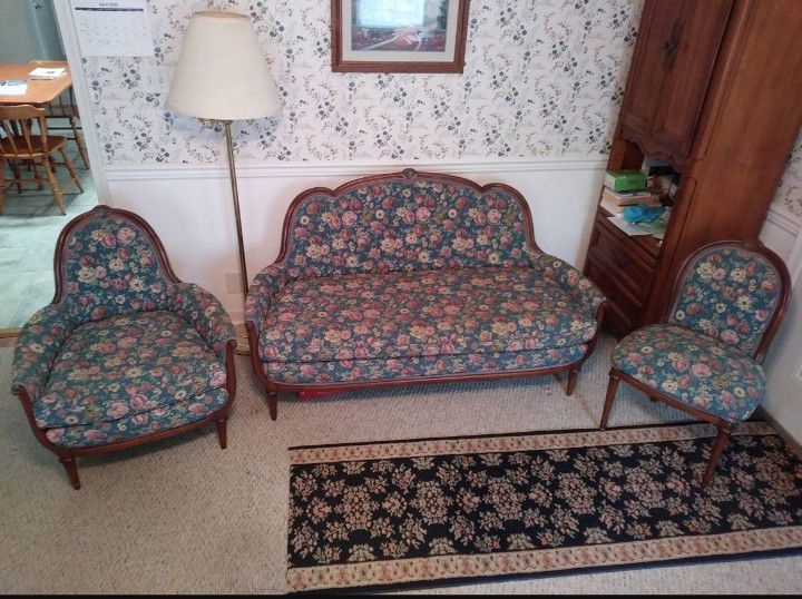 Old-timey furniture set