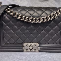 CHANEL
Caviar Quilted Large Boy Flap Black