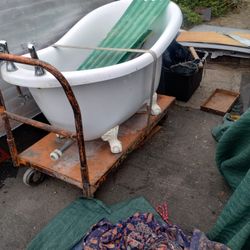 Bear claw Bath tub. Fiberglass Repop.