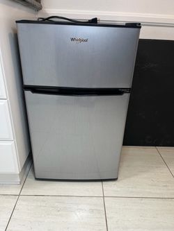 Whirlpool mini fridge with freezer