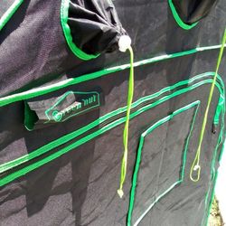4x4 foot green hut grow tent, with floor insert