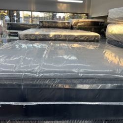 KING SIZE STEARNS & FOSTER LUX ESTATE PILLOW TOP MATTRESS & BOX SPRINGS BED SET