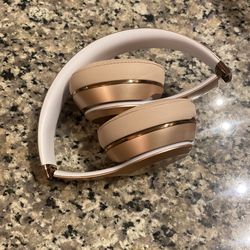 Beats by Dre ( Rose Gold ) Case included 