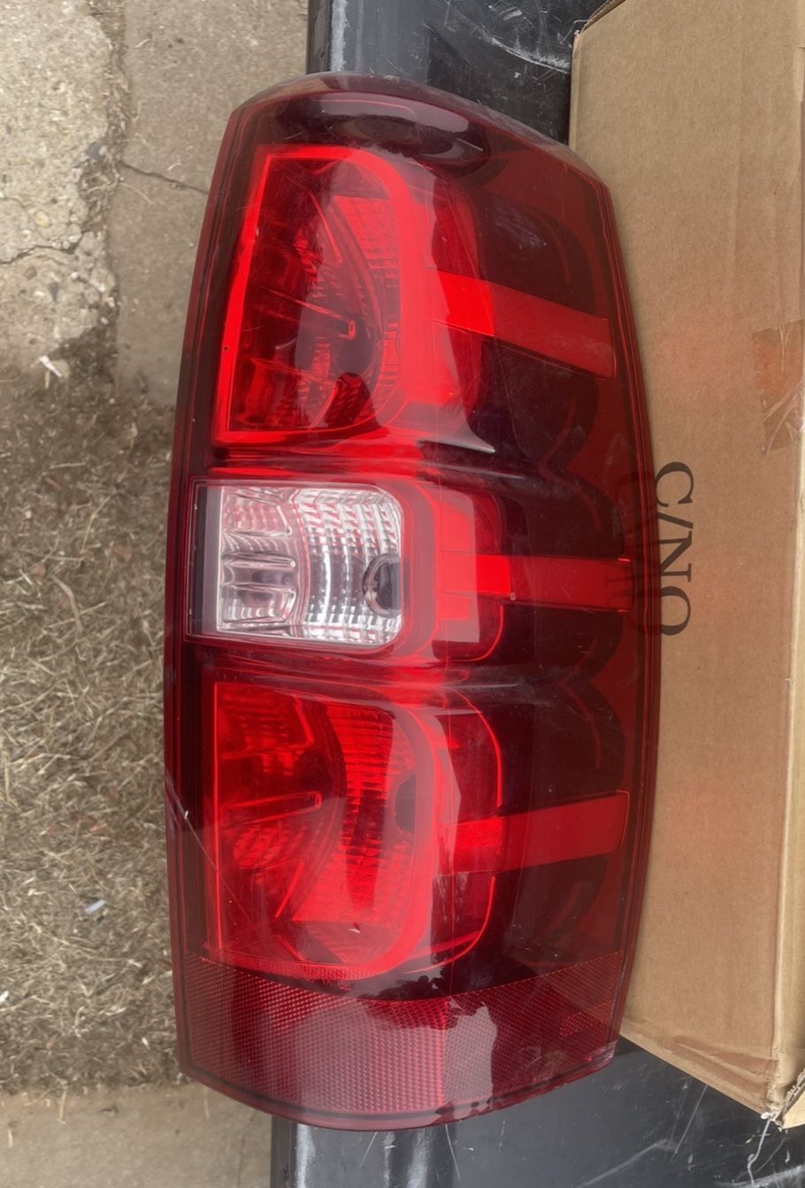 $30.00 - USED PASSENGER TAILLIGHT FROM 2007 CHEVY CHEVROLET AVALANCHE LUBBOCK,TX