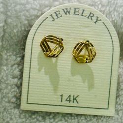 Elegant 14K Gold Earring