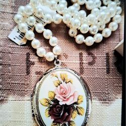 Vintage 1928 Brand Pearl Necklace With Rose Locket