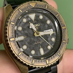 Seiko Automatic Black&Gold 4R36A Movement 
