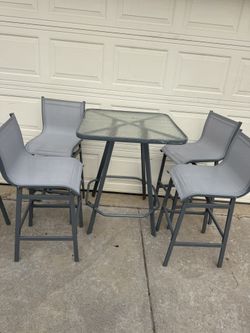 Patio Table And 4 Chairs Set In Excellent Condition 