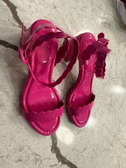 NEW - On 34th Women's Pathina Scalloped Block Heel Sandals