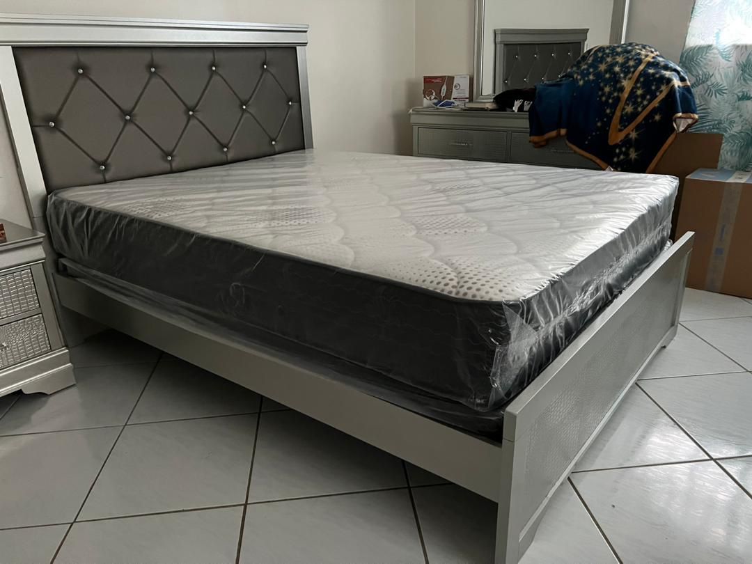 NEW MATTRESS QUEEN SIZE PLUSH WITH BOX SPRING