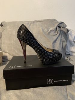 NEW INC Black heels