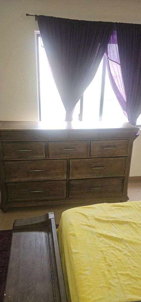 Clean 9 Drawer Dresser & Mirror 🪞 $200 😊