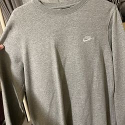 GREY NIKE CREWNECK SIZE MEDIUM