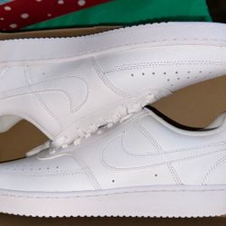 White Nike Court Visión Low 