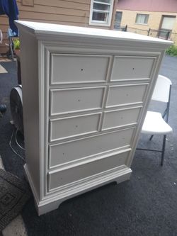 5 drawer chest (painted white)no door knobs