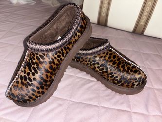 Slippers/ size 5