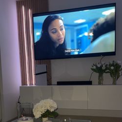 Samsung Smart TV 65” $200 