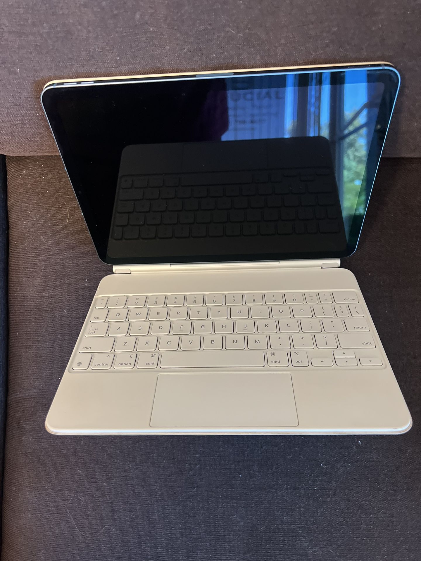 Apple 2022,ipad Air W/keyboard Included