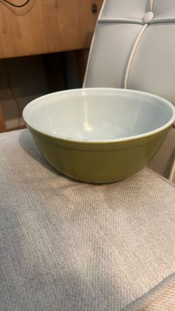 Pyrex Screen 9 Inch Bowl Like New