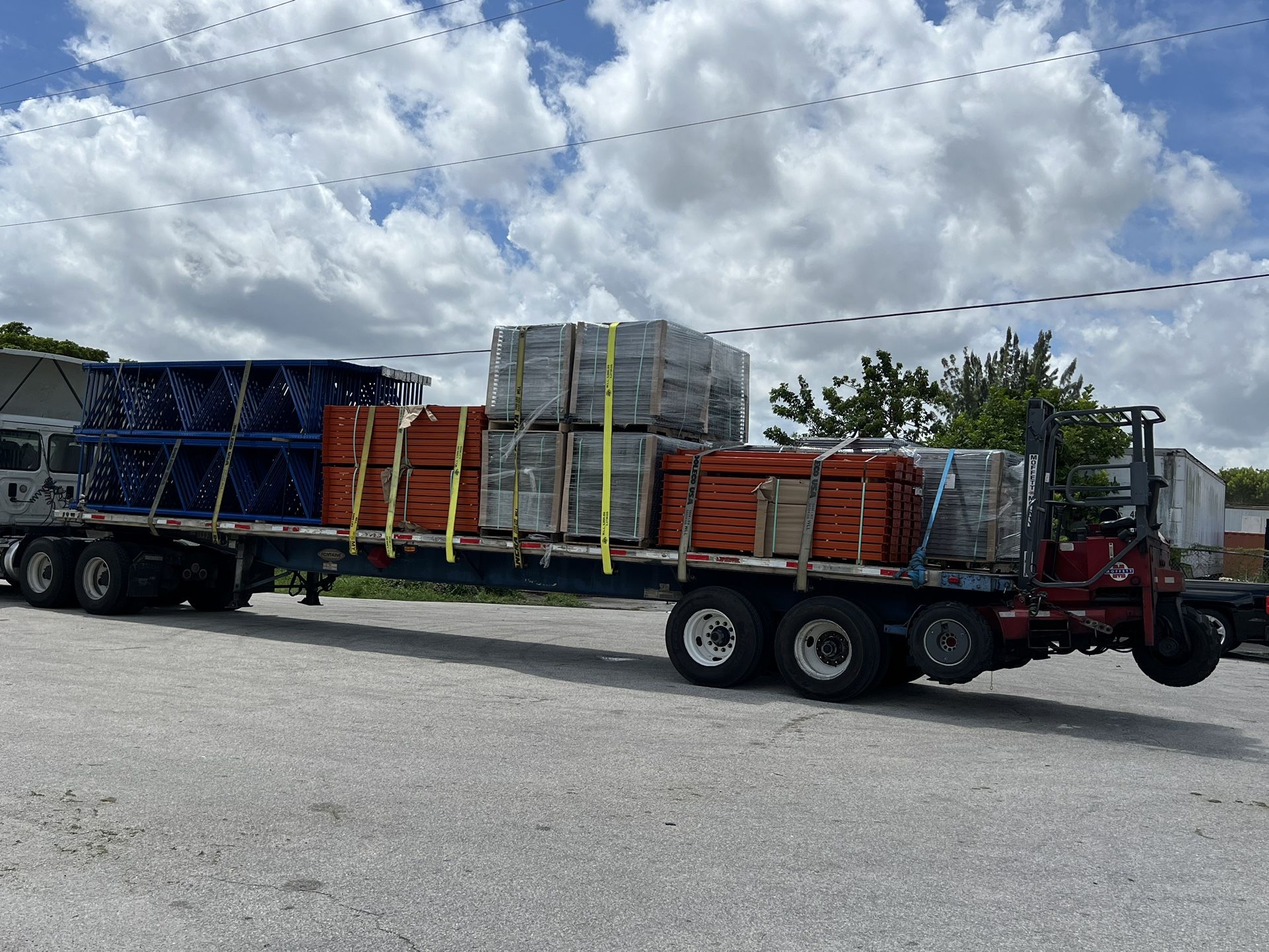 Industrial Warehouse Pallet Racking Beams Uprights Wire Decks Forklifts Dock Plates