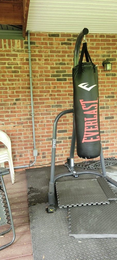 Everlast Heavy Bag And Stand