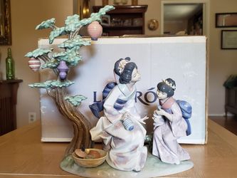 Lladro madre y hija adornando el árbol para una celebracion