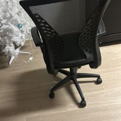 Sleek Black Mesh Office Chair - Comfortable & Supportive