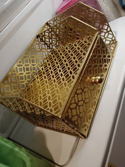 Yes it's post it's available gold metal organizer for jewelry cosmetics $45
