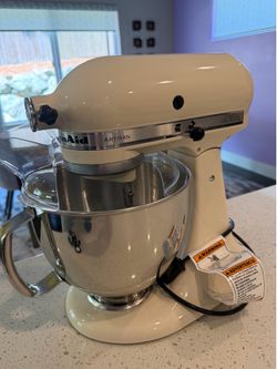 ⸻  KitchenAid Artisan Series 5-Qt Stand Mixer – Almond Cream – Excellent Condition