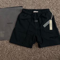 black essential shorts