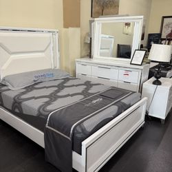Queen Bed Room Set ( Includes Queen Bed Frame, Dresser, Mirror, 1 Night Stand) Free Mattress With Purchase