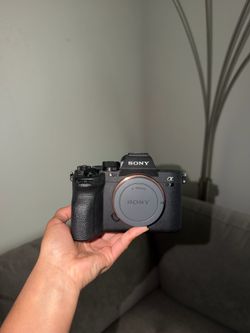 Sony Alpha a7 IV + Sony FE Lens